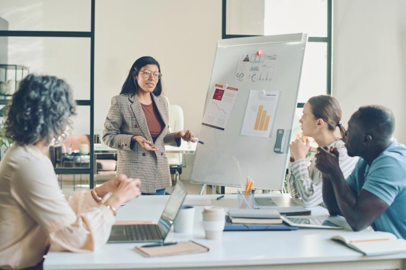 Workshop-Teilnehmer analysieren ein Monatsbudget gemeinsam am Tisch